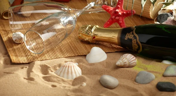 Champagner funkelt am Strand — Stockfoto