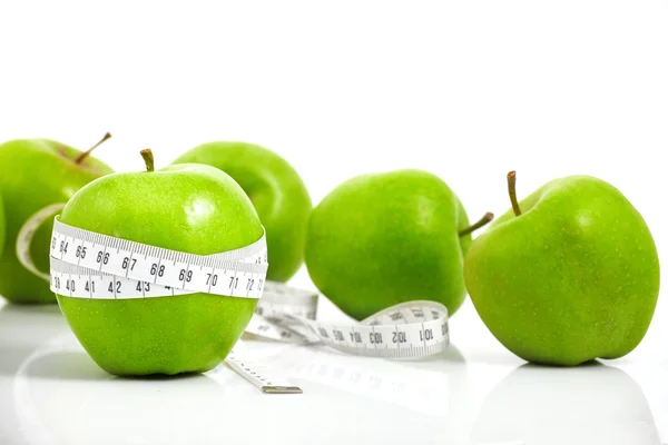 Зеленые яблоки измеряют метр, спортивные яблоки — стоковое фото