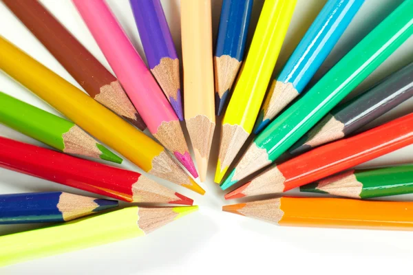 Crayons de couleur sur fond blanc — Photo