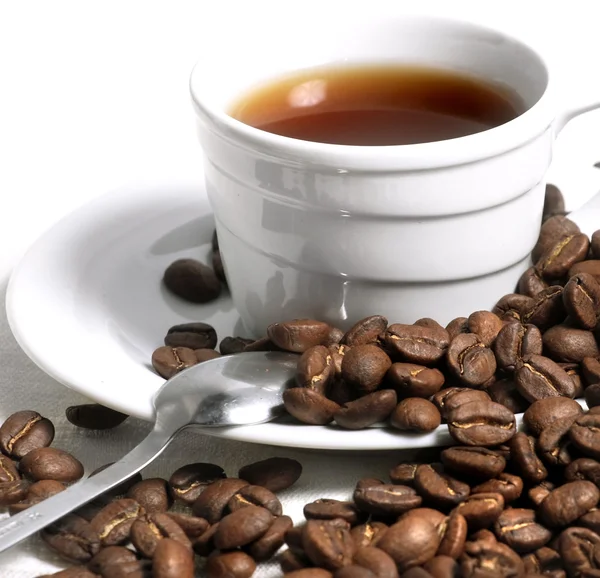 Kopp med kaffe, kostar på kaffe korn — Stockfoto