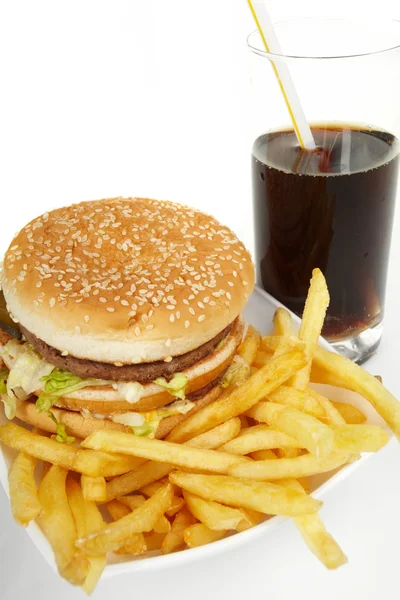 Comida de hamburguesa servida con papas fritas y soda de cerca —  Fotos de Stock