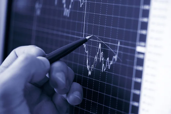 Mano dell'imprenditore che mostra il diagramma sulla relazione finanziaria con penna — Foto Stock