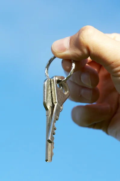 Ręczne klucze w błękitnym niebem — Zdjęcie stockowe