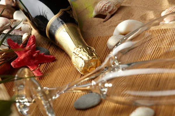 Kumsalda köpüklü şampanya — Stok fotoğraf