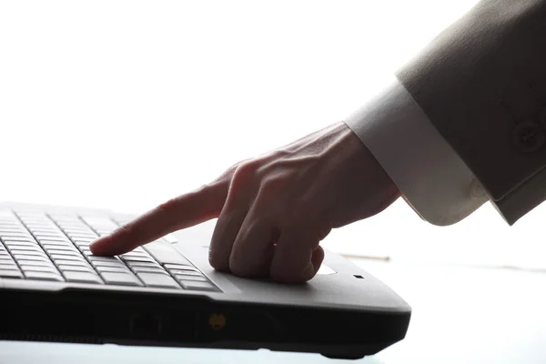 Manliga händer skriva på en bärbar dator — Stockfoto