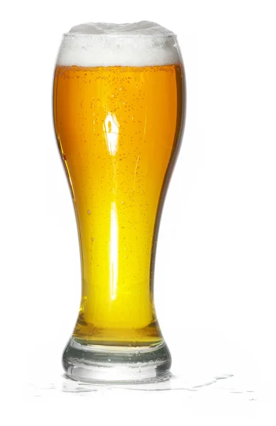 Glas av öl närbild med skum över vit bakgrund — Stockfoto