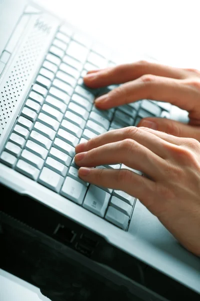 Man handen typen op een laptop Stockafbeelding