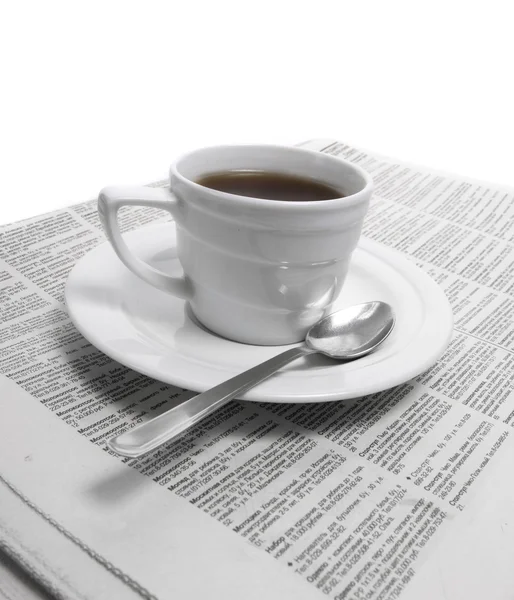 Чашка кофе на утренней газете бизнес-новости — стоковое фото