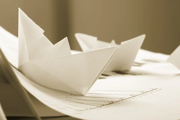 Obchodní koncepce, papírová loď a dokumenty — Stock fotografie