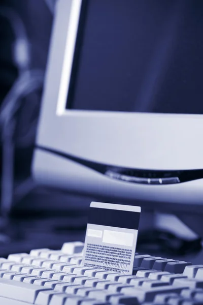 CreditCard redo för betalning på tangentbordet — Stockfoto