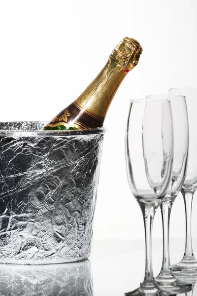 Champagne flöjter och is hink — Stockfoto