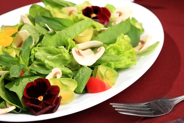 Салат с цветами — стоковое фото