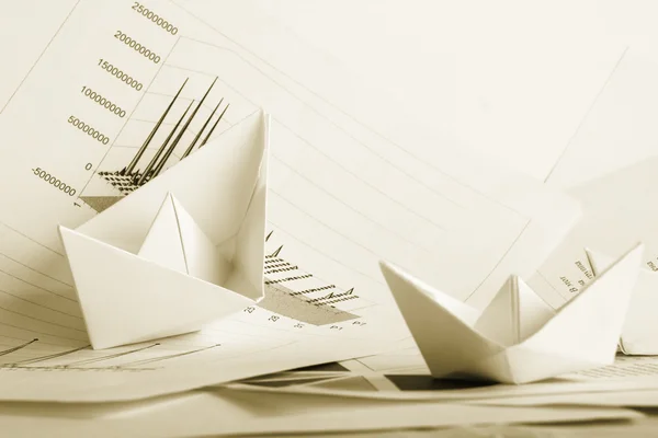 Концепция бизнеса, бумажная лодка и документы — стоковое фото