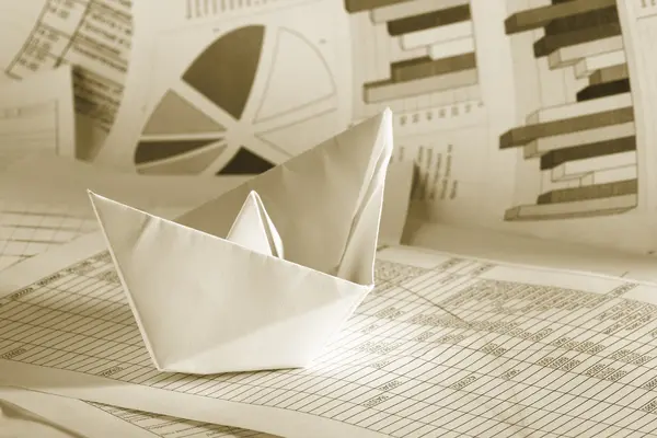 Business concept, paper boat e documenti — Foto Stock