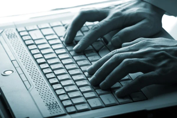 Mężczyzna ręce wpisując na laptop — Zdjęcie stockowe