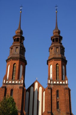 Kilise gökyüzü altında kuleleri