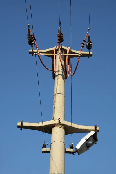 Elektriciteit mast met stroomdraden onder hemel — Stockfoto