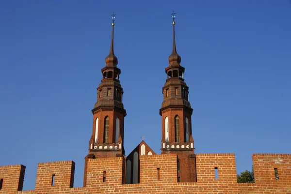 Церковные башни над кирпичом — стоковое фото