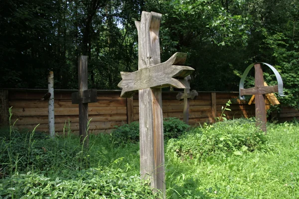 Drewna krzyż na cmentarzu — Zdjęcie stockowe