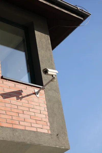 Cámara de seguridad y cielo — Foto de Stock