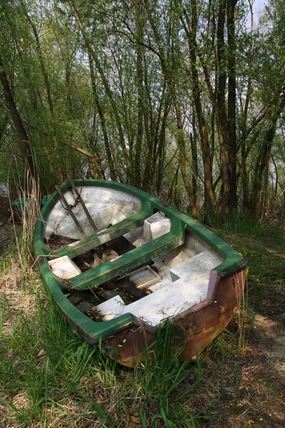 Човен на березі — стокове фото