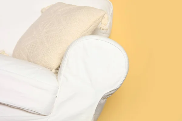 Hvit sofa nær gul vegg – stockfoto
