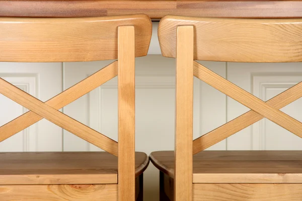 Barhocker und Küchentisch aus Holz — Stockfoto