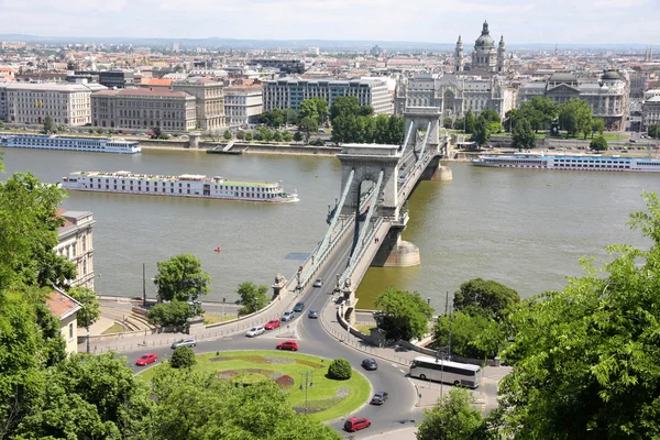 Círculo de tráfego e ponte de cadeia em Budapeste, Hungria — Fotografia de Stock
