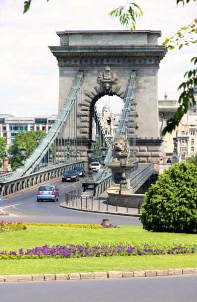 Verkeersplein en Kettingbrug in Boedapest, Hongarije — Stockfoto