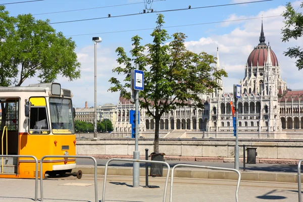 Трамвай і будівлі ВРУ у Будапешті, Угорщина — стокове фото