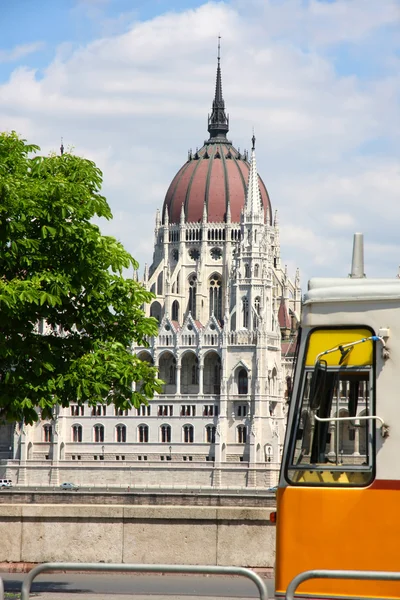 路面電車と議会の建物ブダペスト、ハンガリー — ストック写真