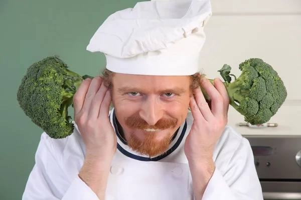 Divertido joven Chef con brócoli —  Fotos de Stock