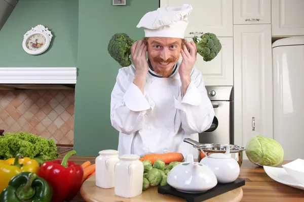 Vicces fiatal szakács a brokkoli — Stock Fotó