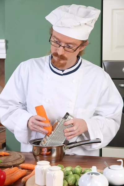 Jovem chef preparando almoço na cozinha — Fotografia de Stock