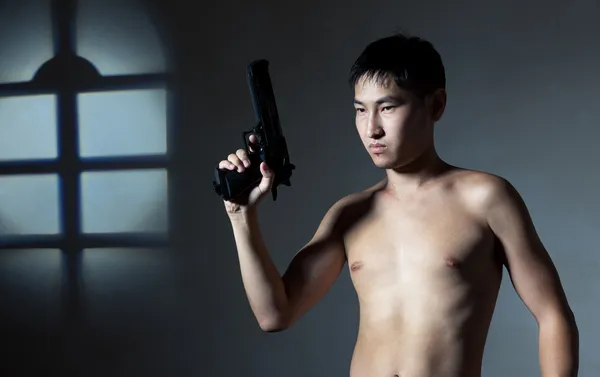 The guy with a pistol — Stock Photo, Image