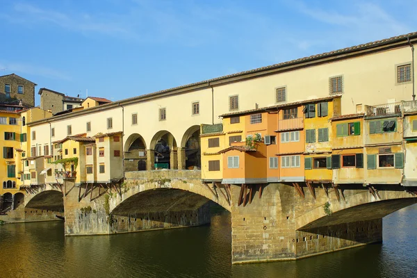 Florenz, die berühmte Brücke "ponte vecchio" — Stockfoto