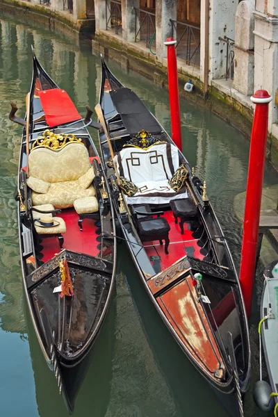 Inre av traditionella venetianska gondolen — Stockfoto