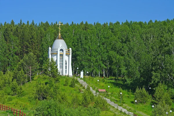 A capela ortodoxa russa na colina — Fotografia de Stock