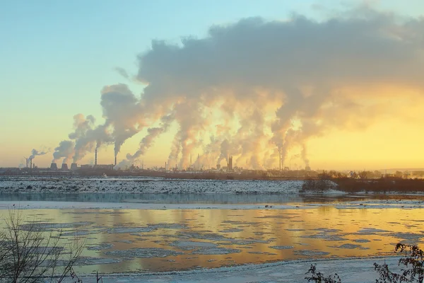 Kemerovo, fumo, plantas químicas — Fotografia de Stock