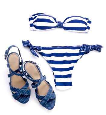 çizgili bikini ve benekli sandal