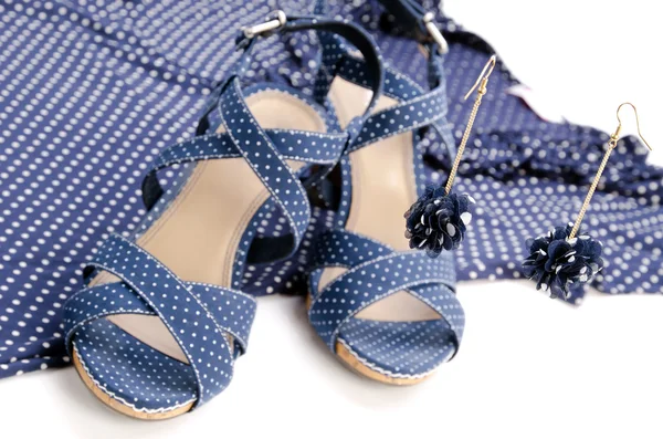 Синя сережка, блузка, сандалі — стокове фото