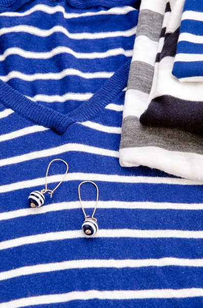 蓝色条纹的毛衣和耳环 — 图库照片