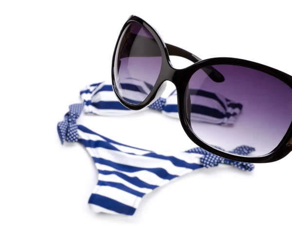 Солнечные очки и бикини — стоковое фото