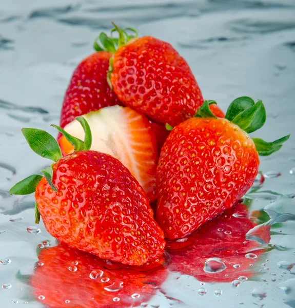 Aardbeien met waterdruppel — Stockfoto