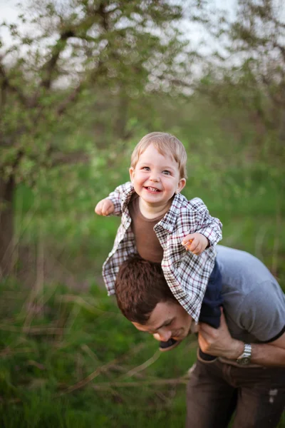 Babası ile küçük oğlu açık dikey — Stok fotoğraf