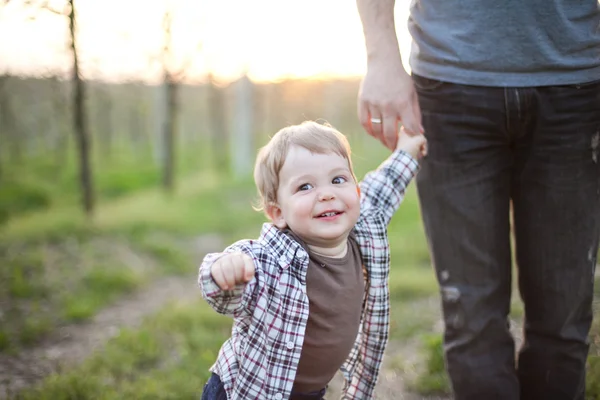 Padre con piccolo figlio ritratto all'aperto — Foto Stock