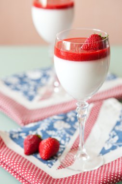 Panna cotta tatlı çilek sirup ile