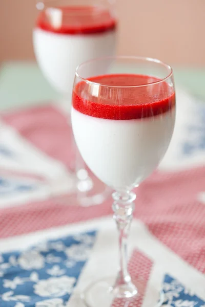Panna cotta deser z truskawek sirup — Zdjęcie stockowe
