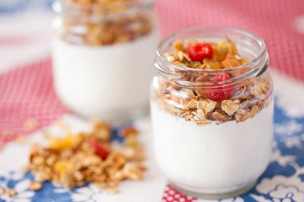 Leckerer und gesunder Joghurt mit Müsli Stockbild