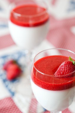 Panna cotta tatlı çilek sirup ile